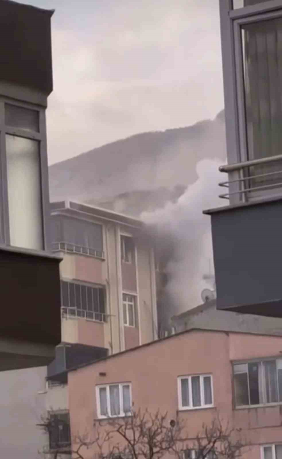 bursada apartman dairesinde cikan yangin mahalleyi ayaga kaldirdi 1 dn3jNqiS