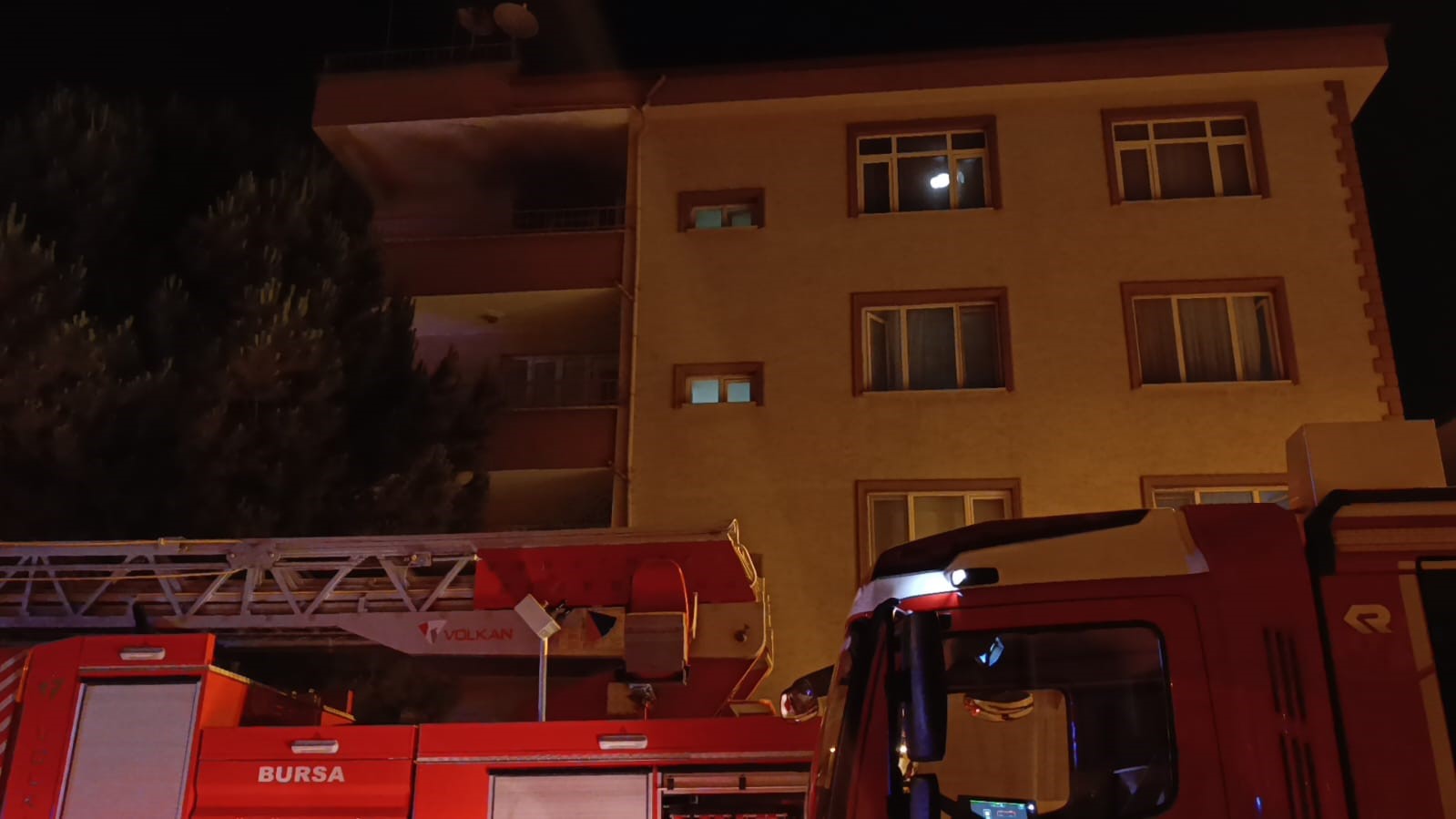 Bursa’da apartman dairesinde çıkan yangın paniğe neden oldu 8 bursada apartman dairesinde cikan yangin panige neden oldu 4 AQBCBgiH