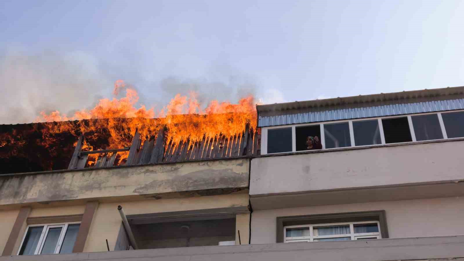 bursada apartman terasinda yangin panigi 5 nPZ8YsDt