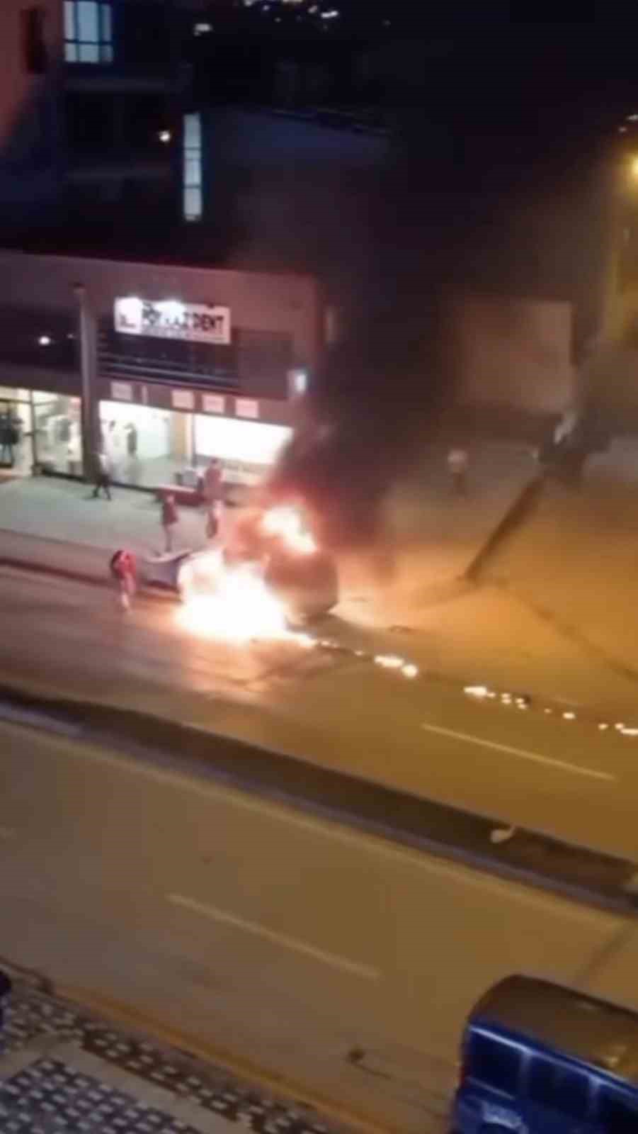 bursada arac alev aldi esnaf yangin tupleriyle kostu 1 Lm1Ev3A4