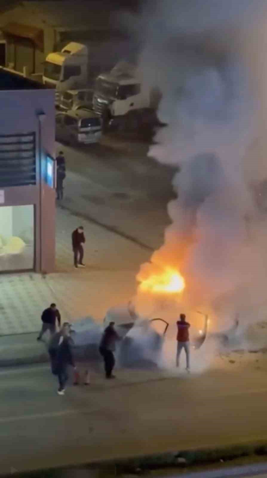 bursada arac alev aldi esnaf yangin tupleriyle kostu 2 Fw2HnTI1