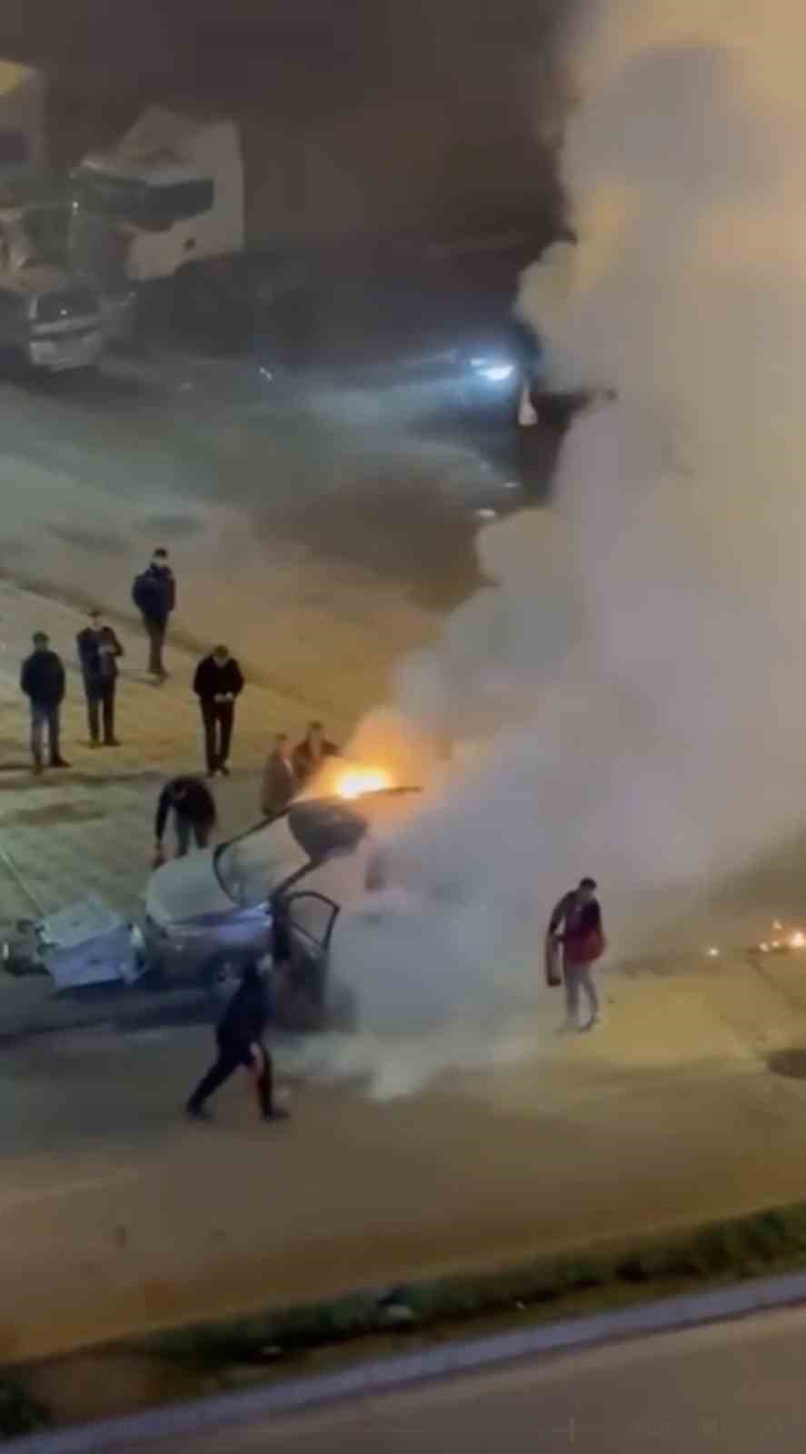 bursada arac alev aldi esnaf yangin tupleriyle kostu 3 8NiFQGvD