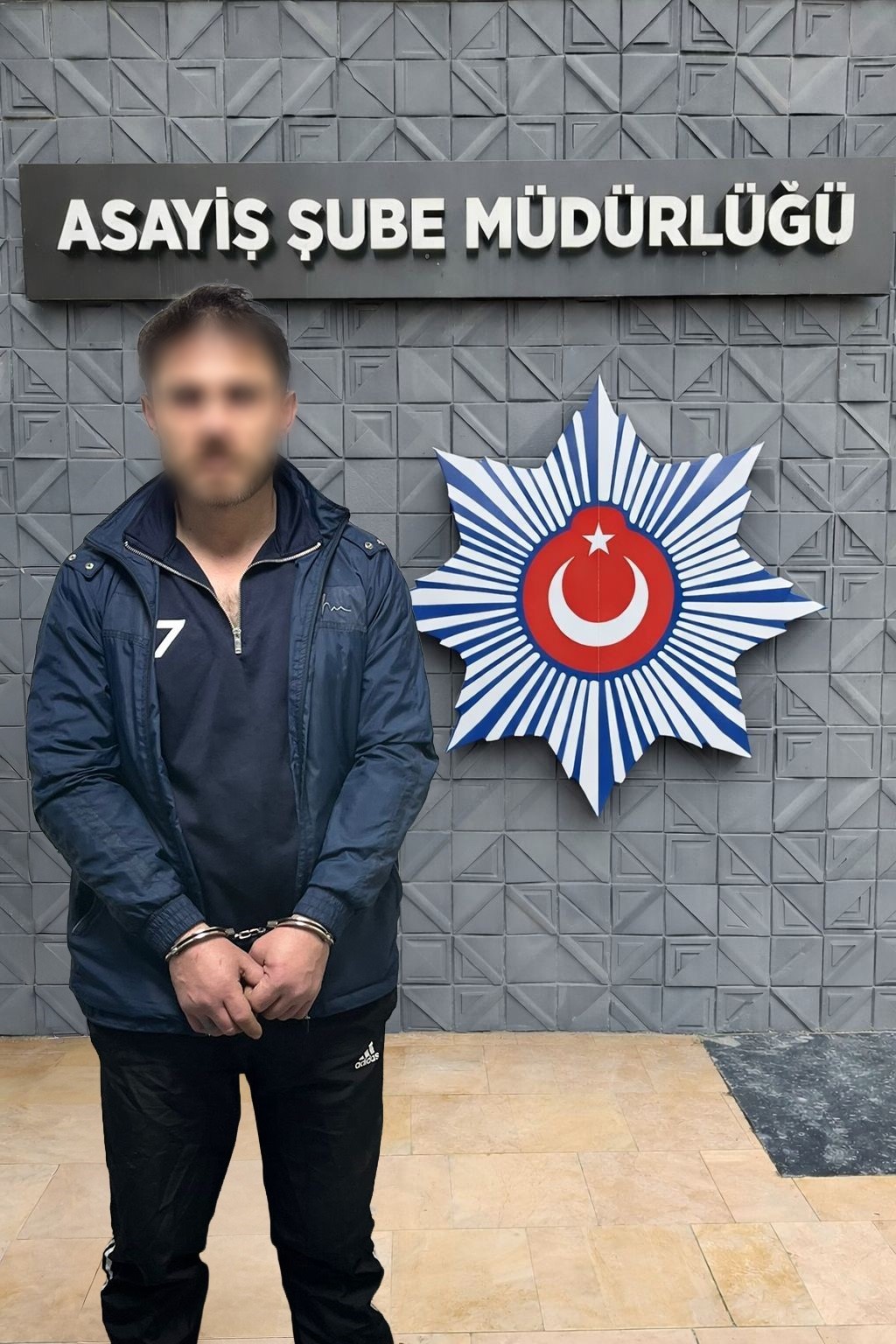 bursada aranan sahislara operasyonda 8 kisi yakalandi polis bayram seyran dinlemiyor 1 c4i5BaIX