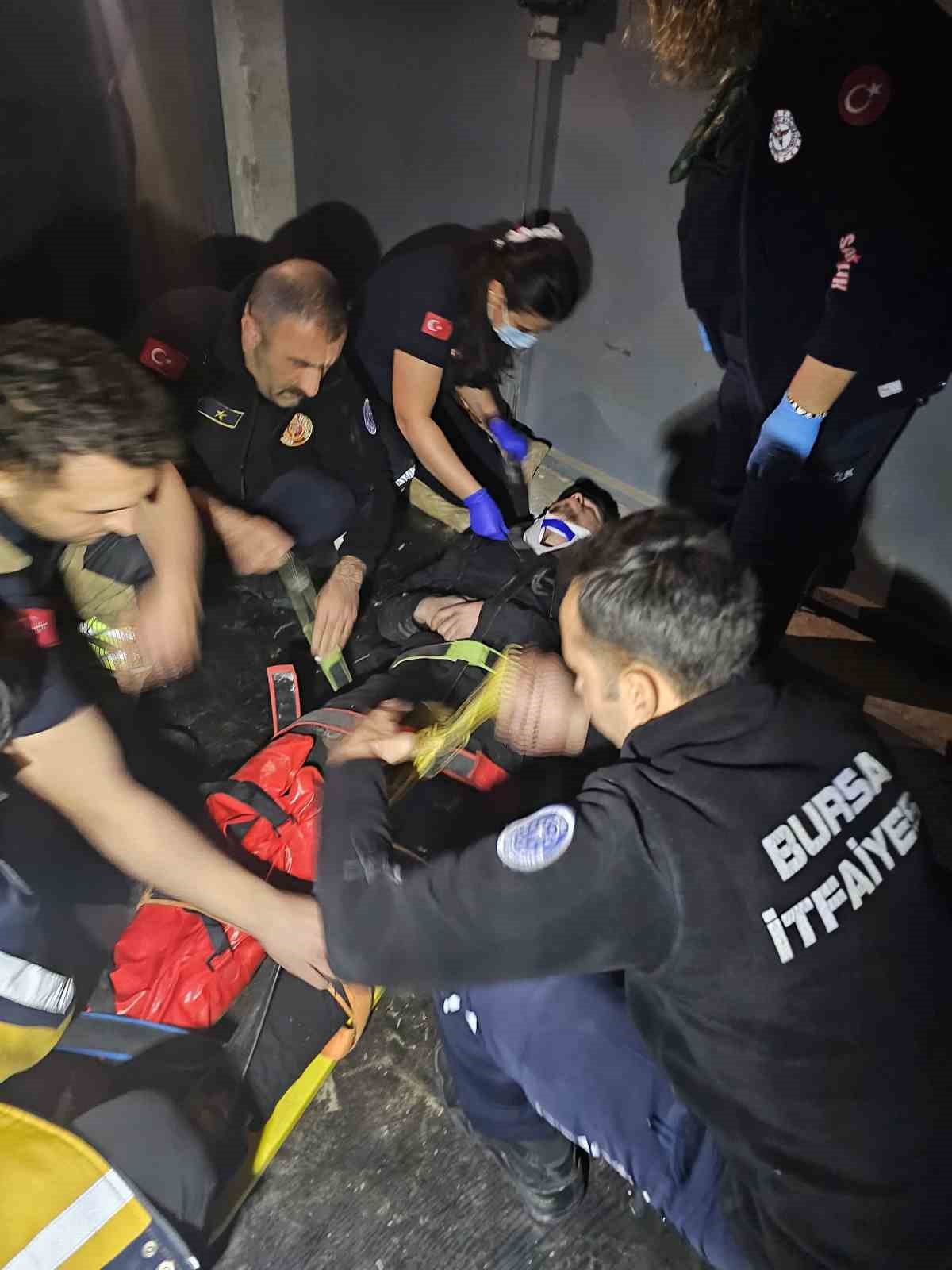 bursada asansor bosluguna dusen 17 yasindaki genc agir yaralandi 4 UgakpCHT