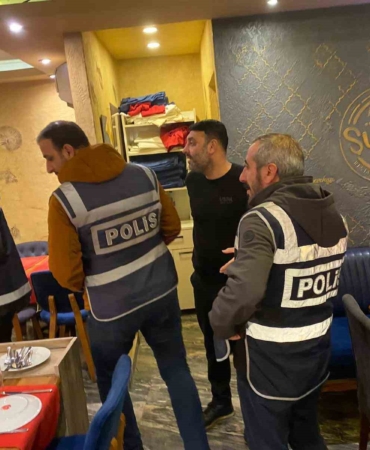 bursada-asayis-uygulamasi-aranan-sahislar-yakalandi-uyusturucu-madde-ele-gecirildi-46aRrqYb.jpg