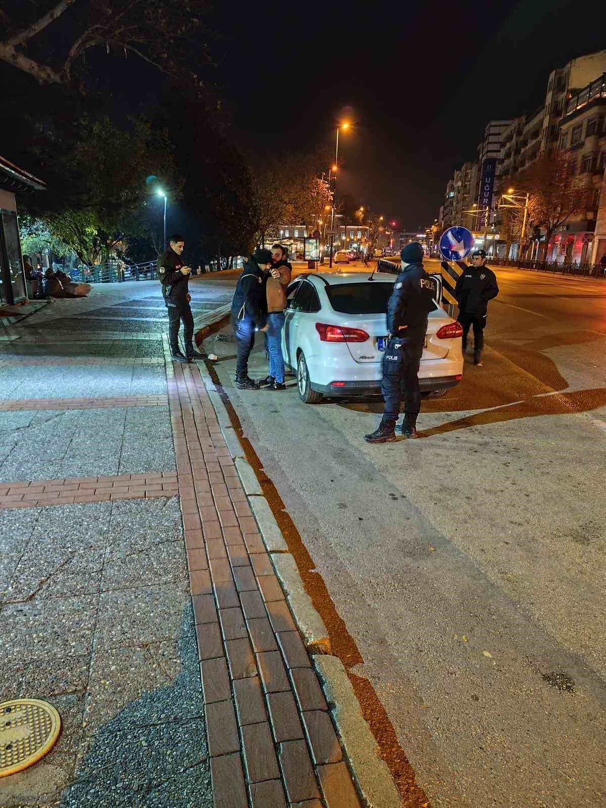 bursada asayis uygulamasi aranan sahislar yakalandi uyusturucu madde ele gecirildi 5 KjFdeJ3Q