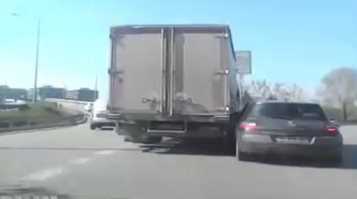 bursada ayni noktada pes pese kazalar 0 dubwyhnn
