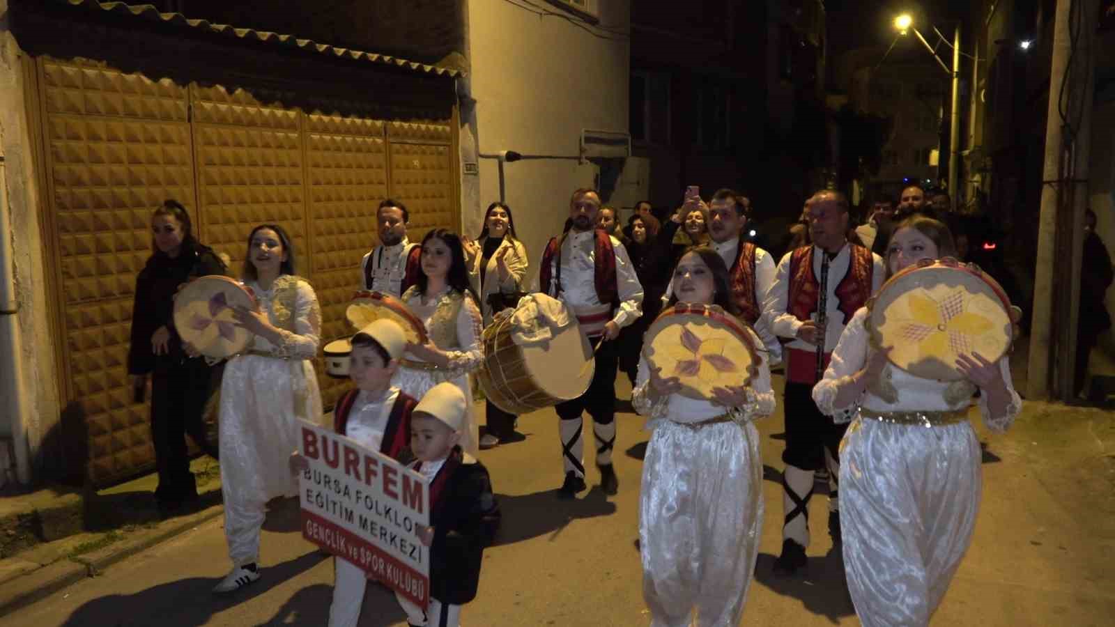 bursada balkan esintili sahur sokak sokak dolasip borek topladilar 3 a7CwU7WZ