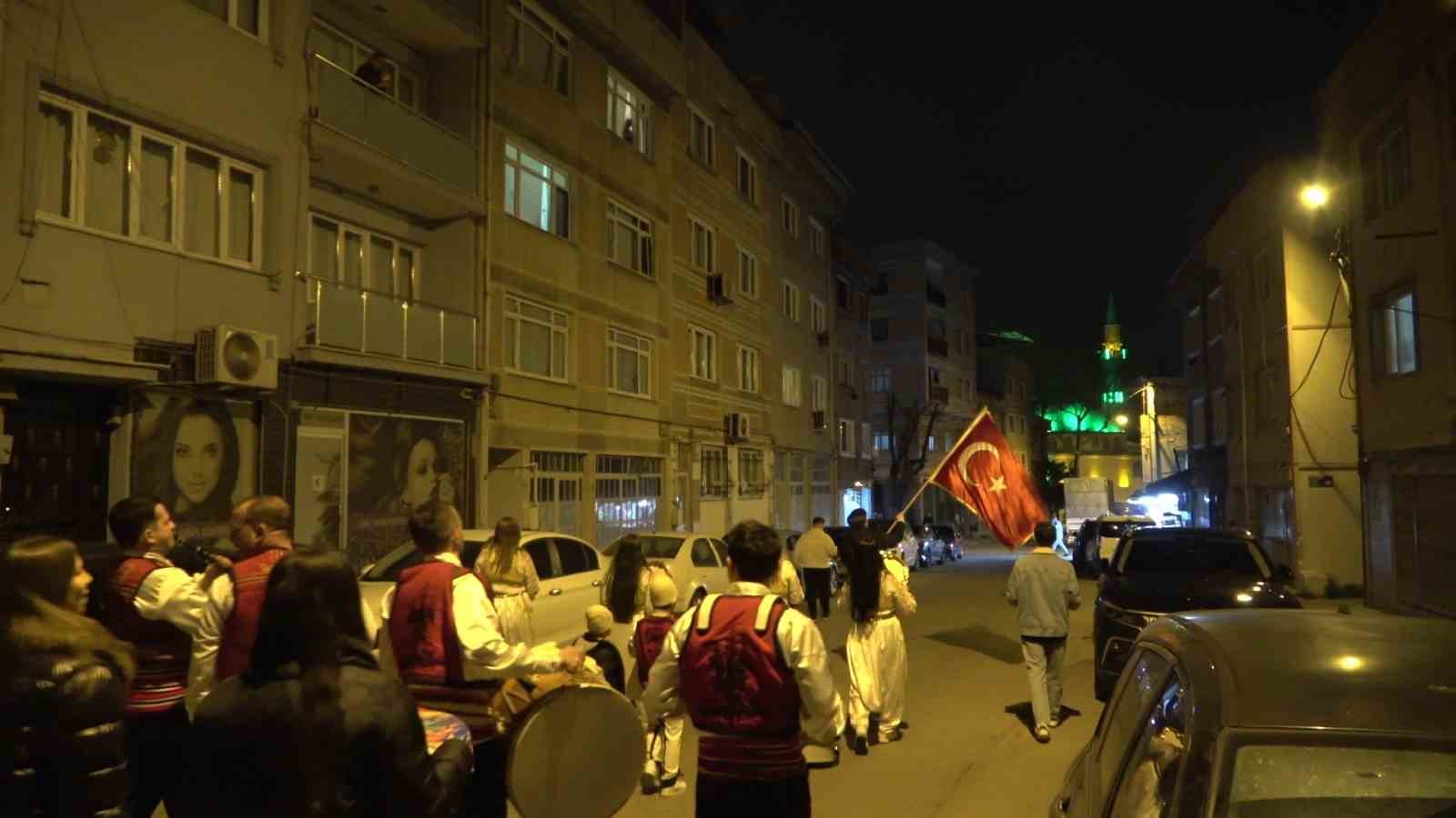 bursada balkan esintili sahur sokak sokak dolasip borek topladilar 5