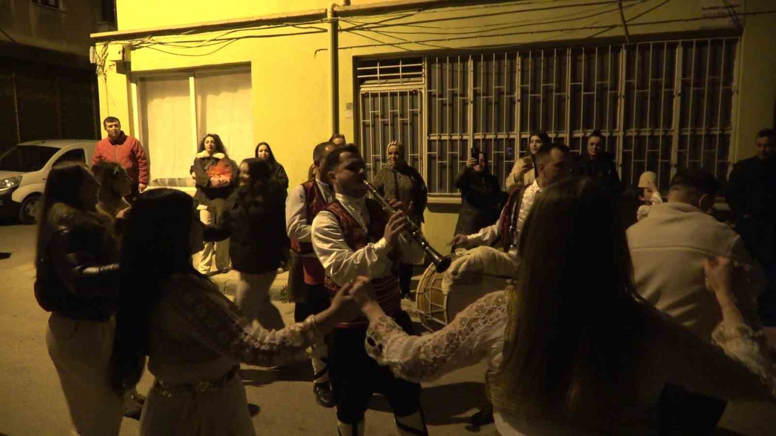 bursada balkan esintili sahur sokak sokak dolasip borek topladilar 6 MUW5kUV9