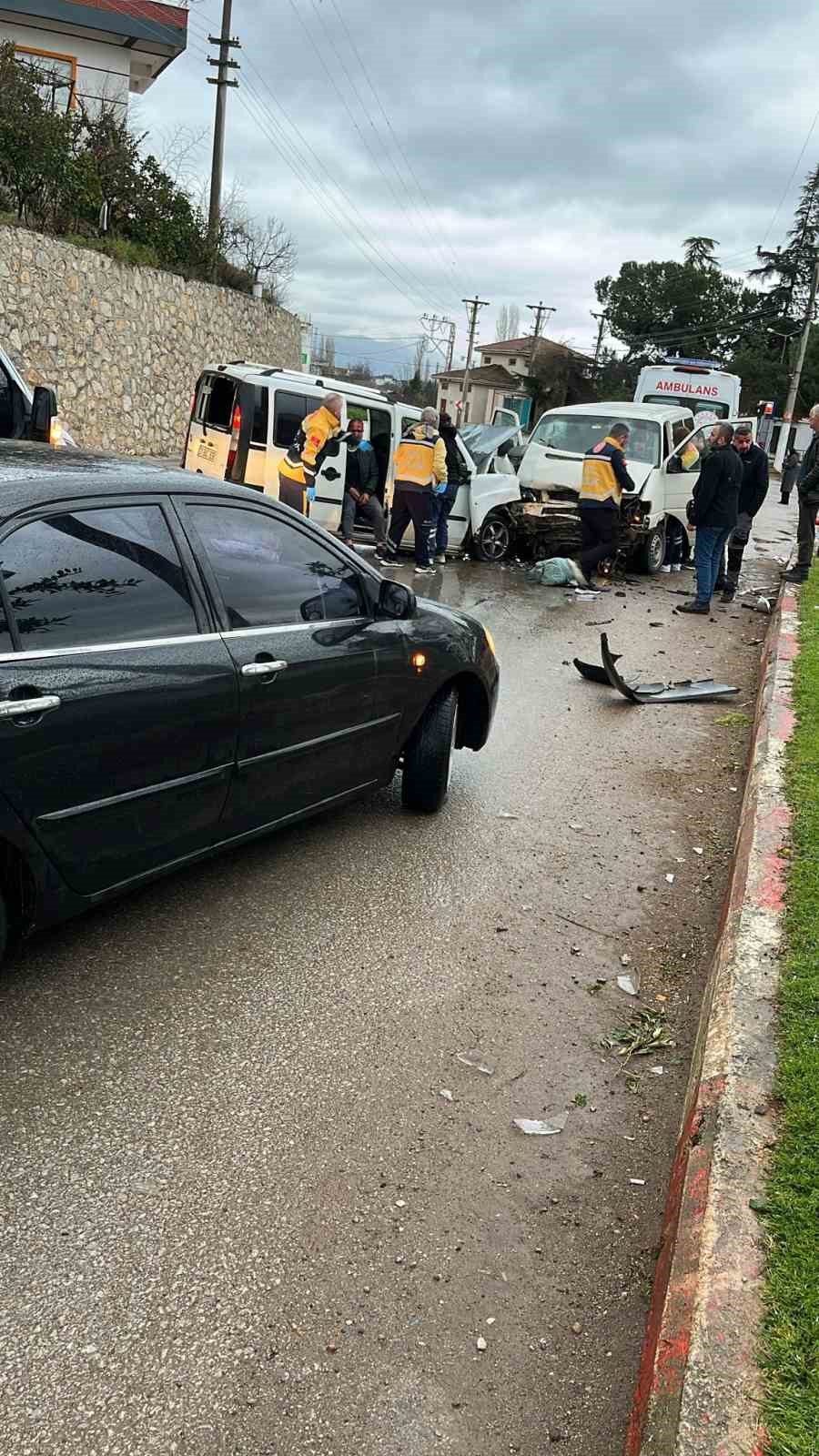 bursada bayram arifesinde feci kaza kamerada 7 yarali 5 3bkhBlGY