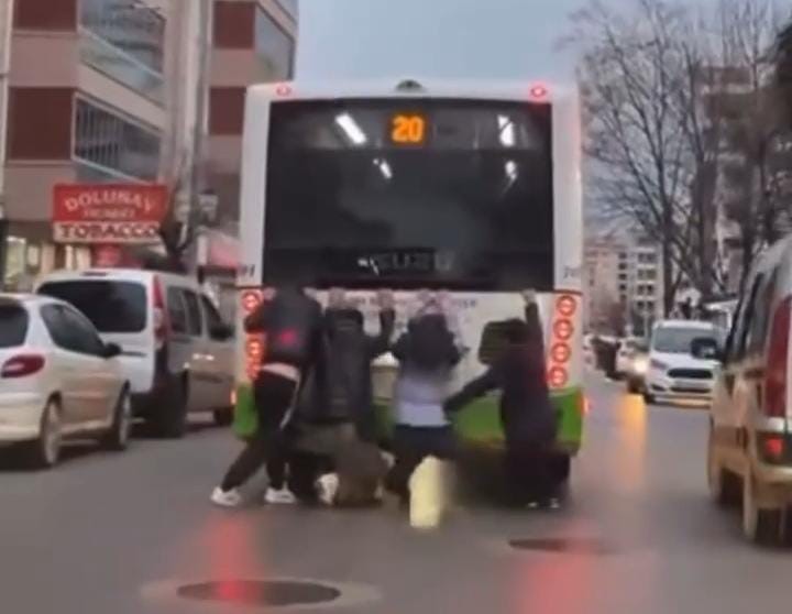 bursada belediye otobusunde tehlikeli yolculuk 1 eKUvLkZJ