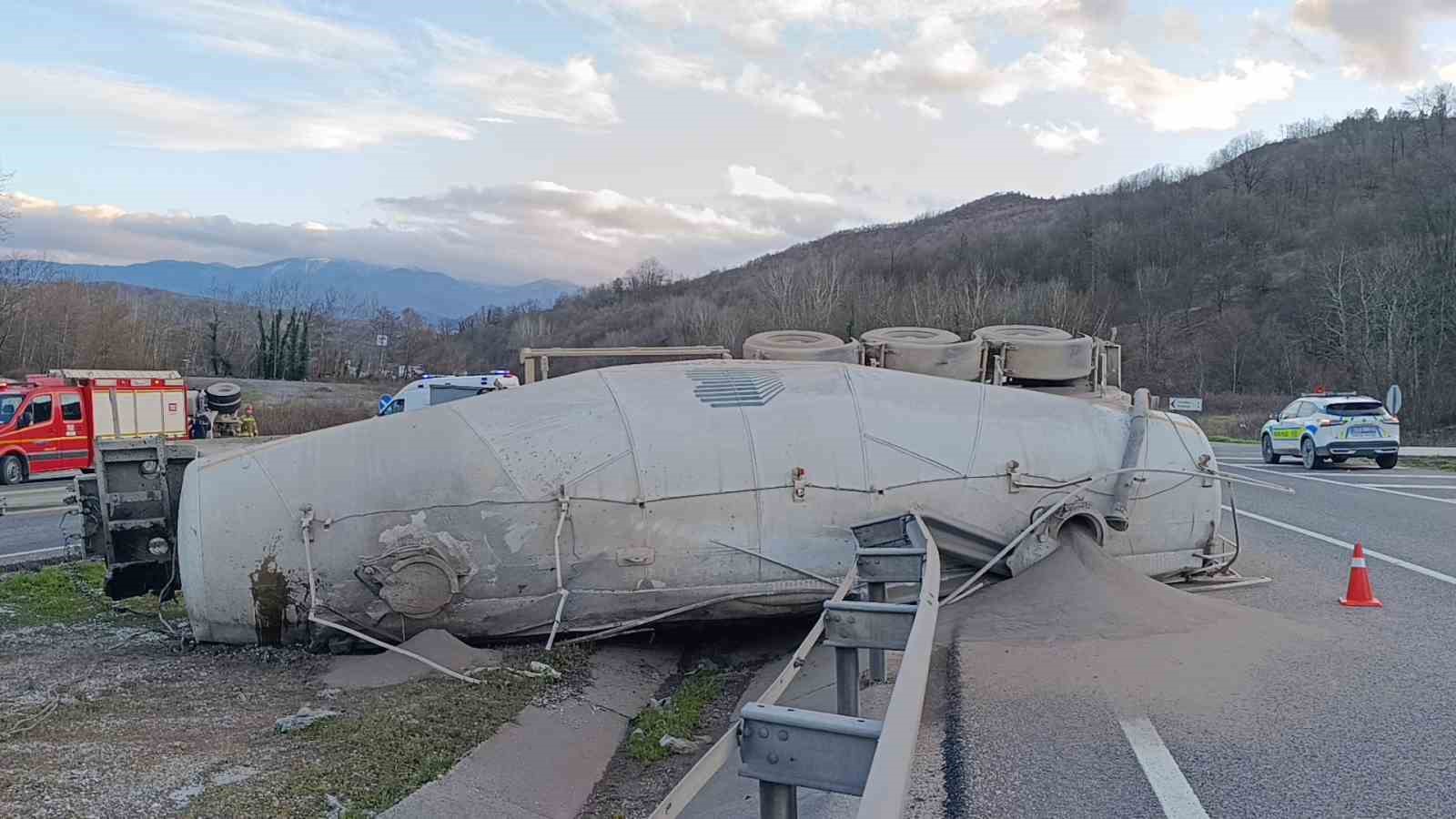bursada beton tankeri devrildi 1 olu 2 OrA9YGuD