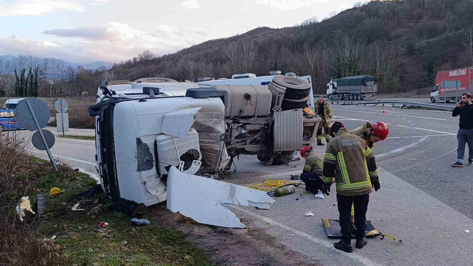 bursada beton tankeri devrildi 1 olu 3 QkTEEqOG