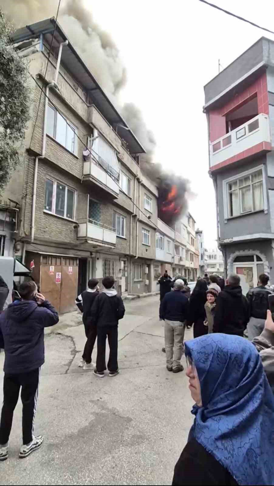 bursada binanin catisi alevlere teslim oldu 2 SdvufO3r