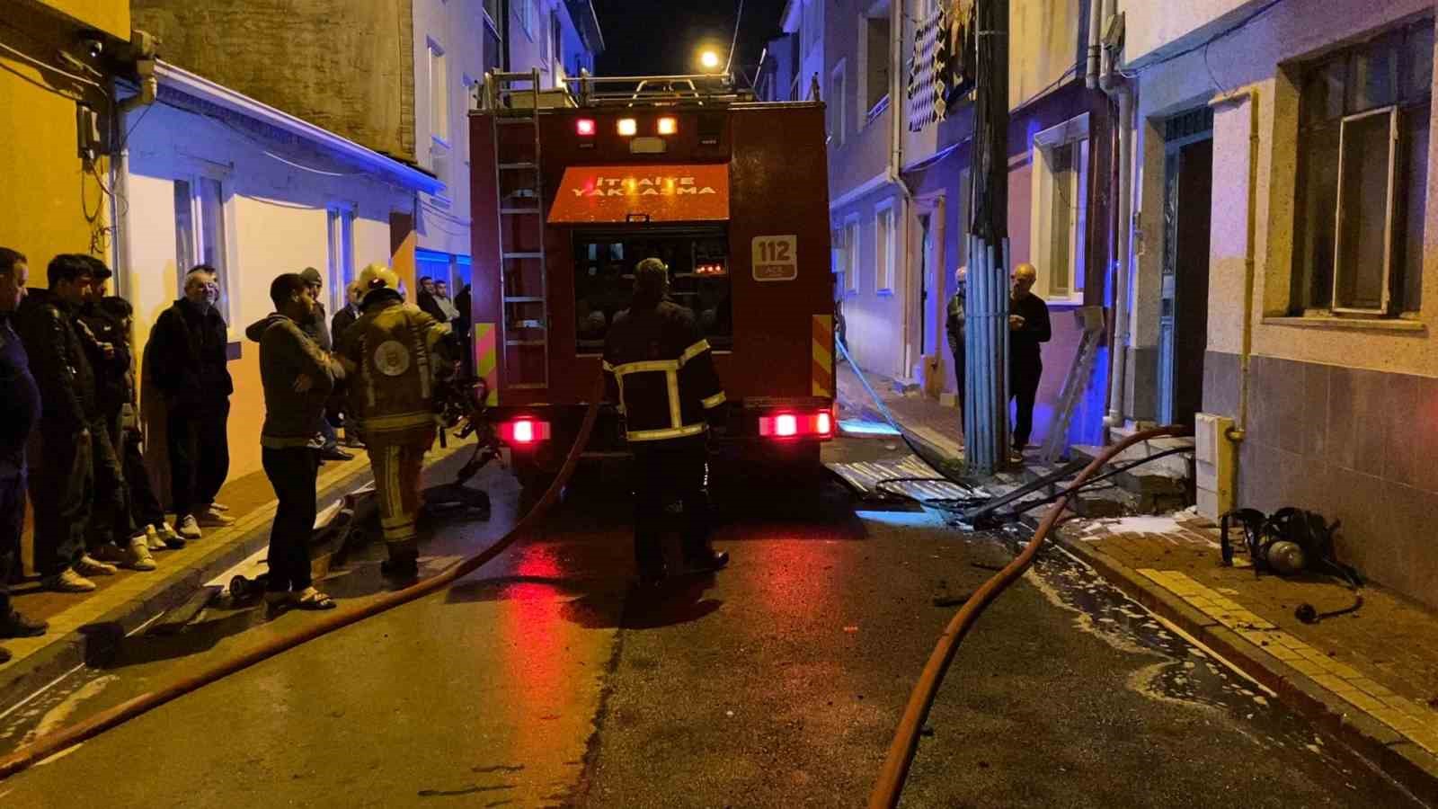 bursada binanin catisinda cikan yangin korkuttu 0 rlrZ3O5N