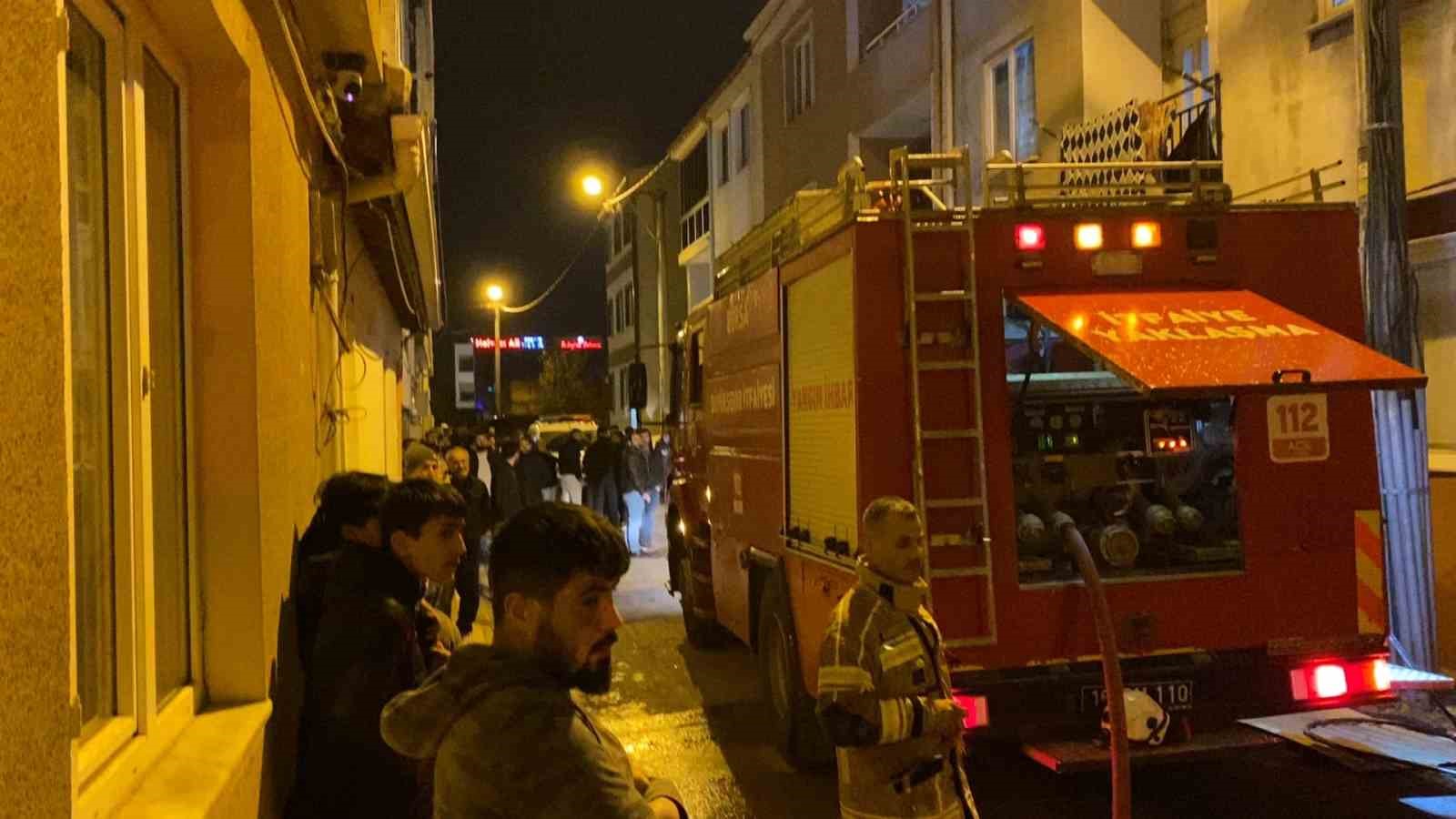 bursada binanin catisinda cikan yangin korkuttu 1 QJHYj8OU
