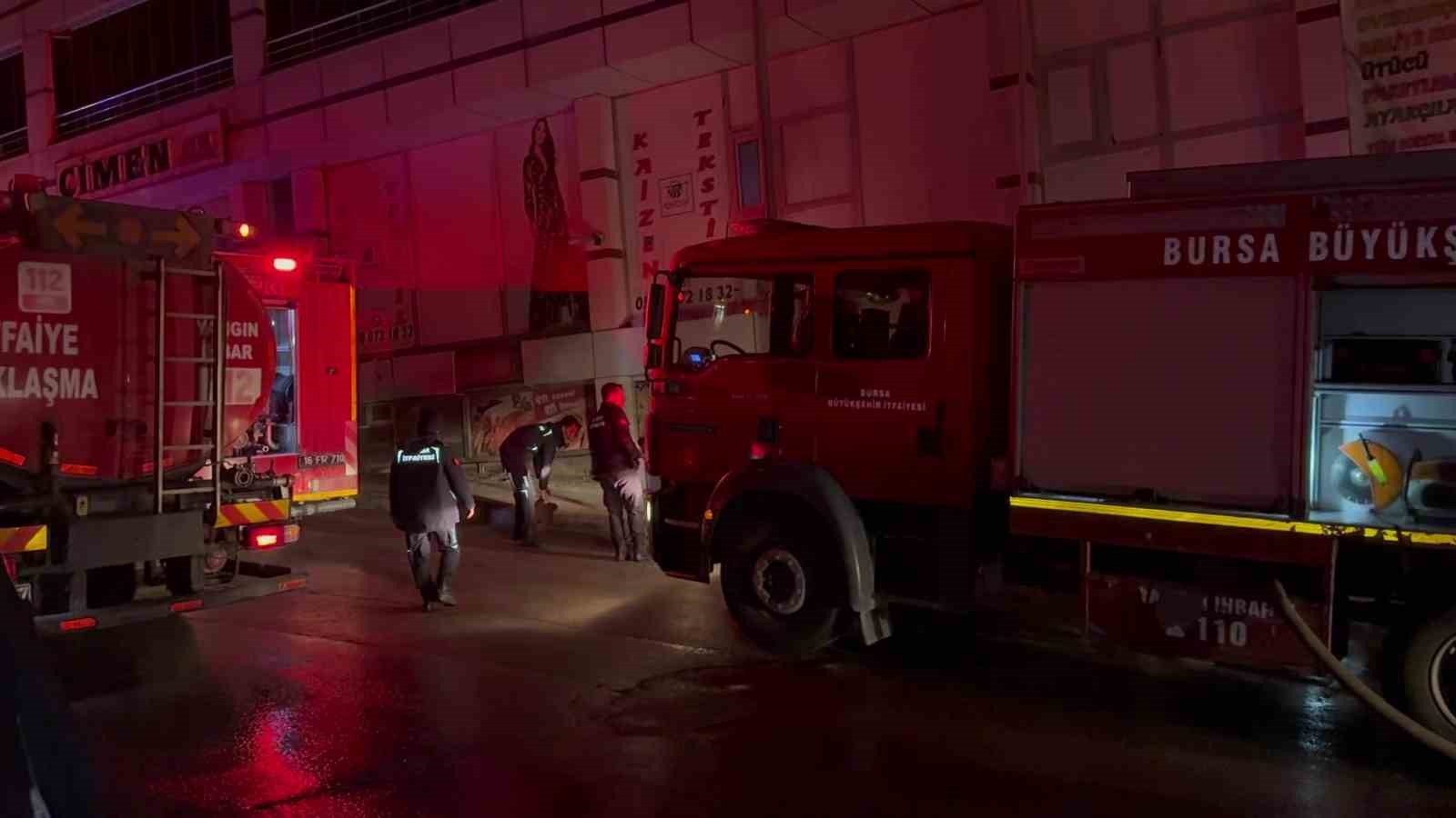 bursada bir depoda cikan yangin itfaiye ekiplerini harekete gecirdi 4