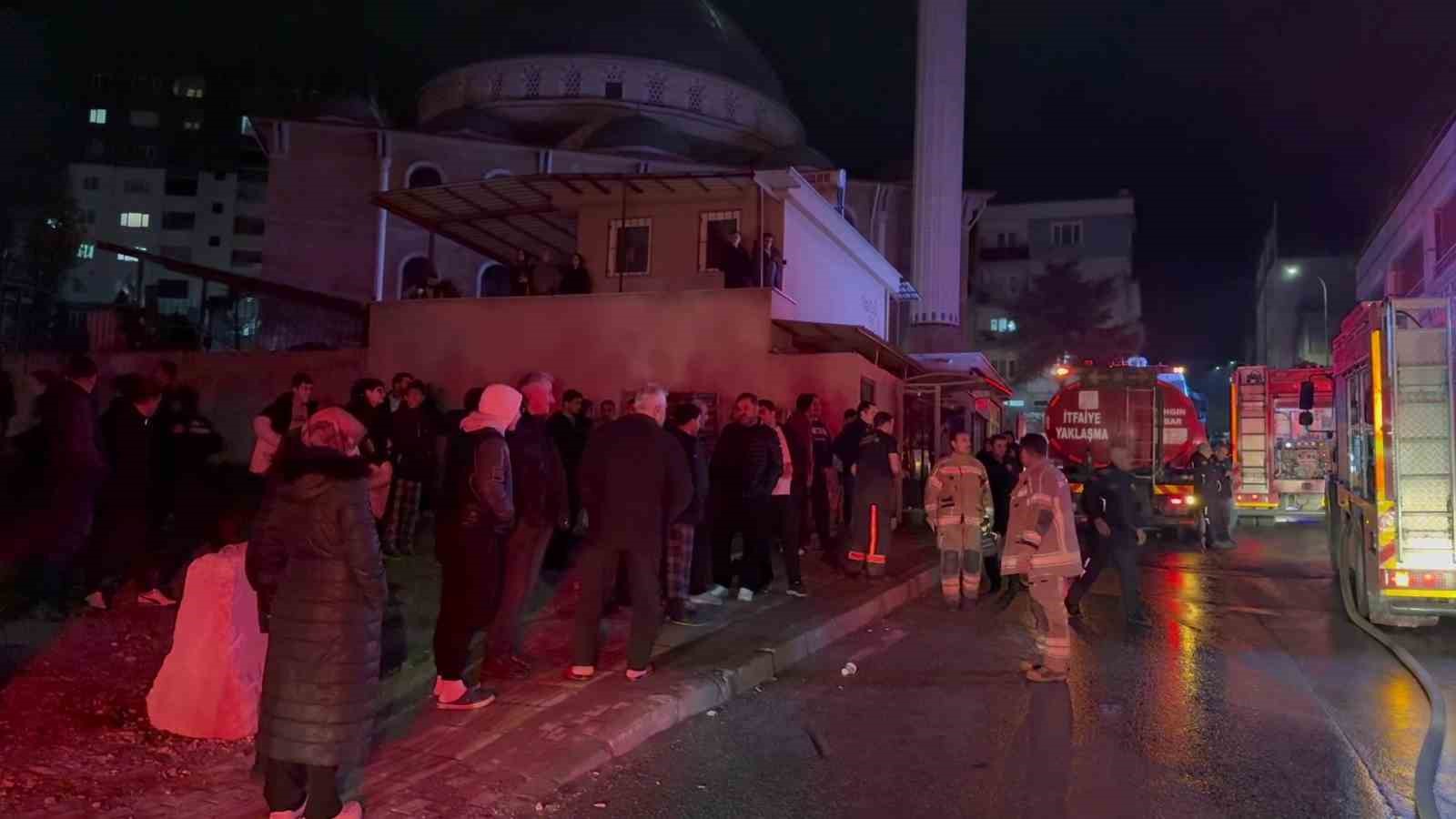 bursada bir depoda cikan yangin itfaiye ekiplerini harekete gecirdi 5