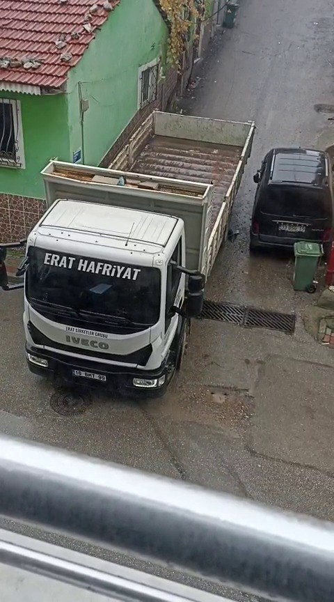 Bursa’da bir kamyon sokak arasındaki araca ağır zarar verip kaçtı 4 bursada bir kamyon sokak arasindaki araca agir zarar verip kacti 0 S1gfwz8H