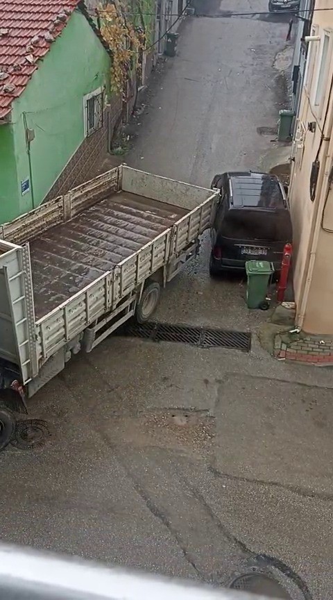 Bursa’da bir kamyon sokak arasındaki araca ağır zarar verip kaçtı 5 bursada bir kamyon sokak arasindaki araca agir zarar verip kacti 1 BNSjhYGE