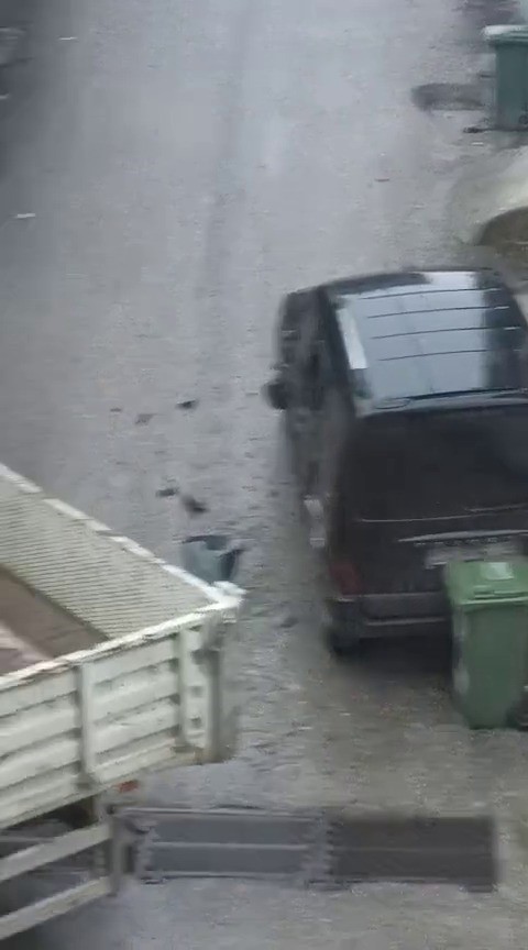 Bursa’da bir kamyon sokak arasındaki araca ağır zarar verip kaçtı 7 bursada bir kamyon sokak arasindaki araca agir zarar verip kacti 3 9feyqslL
