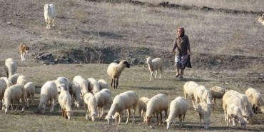 bursada-bogazindan-bicaklanarak-oldurulen-kadinin-eski-goruntuleri-ortaya-cikti-EFHP9Gaq.jpg