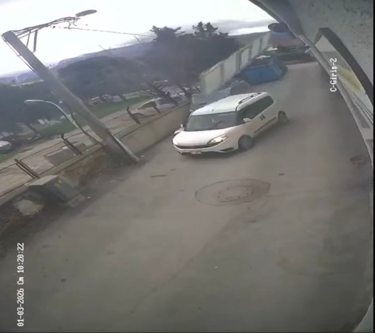 bursada cati ve prefabrik evler boyle uctu agaclar kirildi 0 pW2EDNNZ