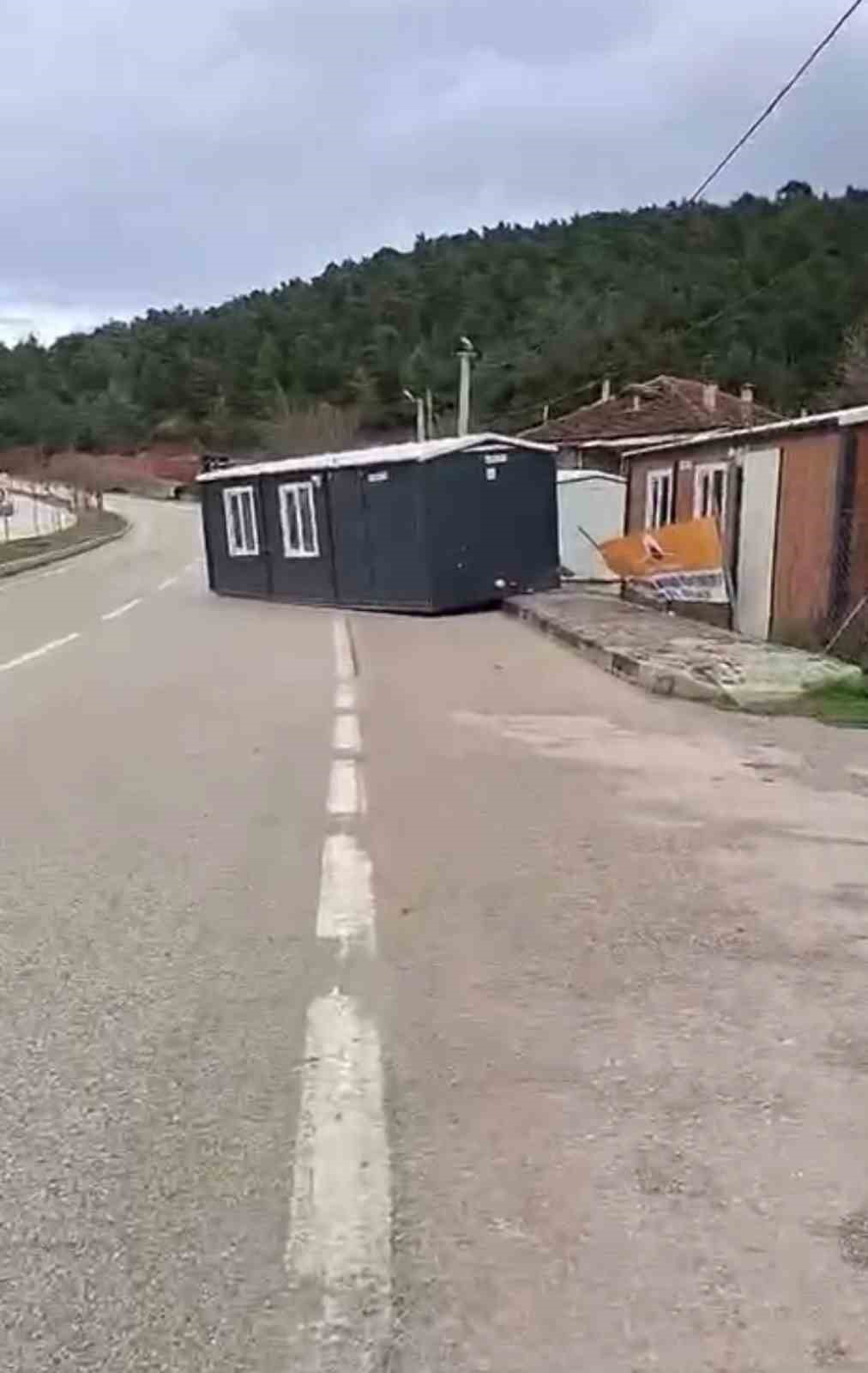 bursada cati ve prefabrik evler boyle uctu agaclar kirildi 1 u53hJCHs