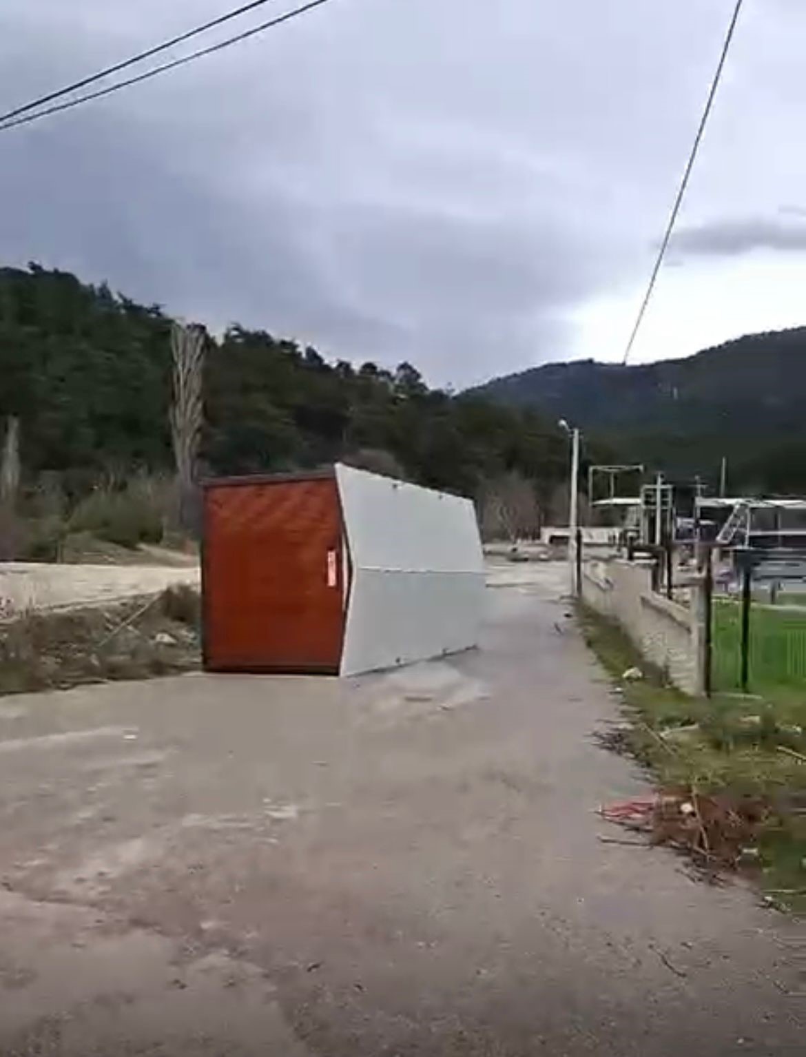 bursada cati ve prefabrik evler boyle uctu agaclar kirildi 2