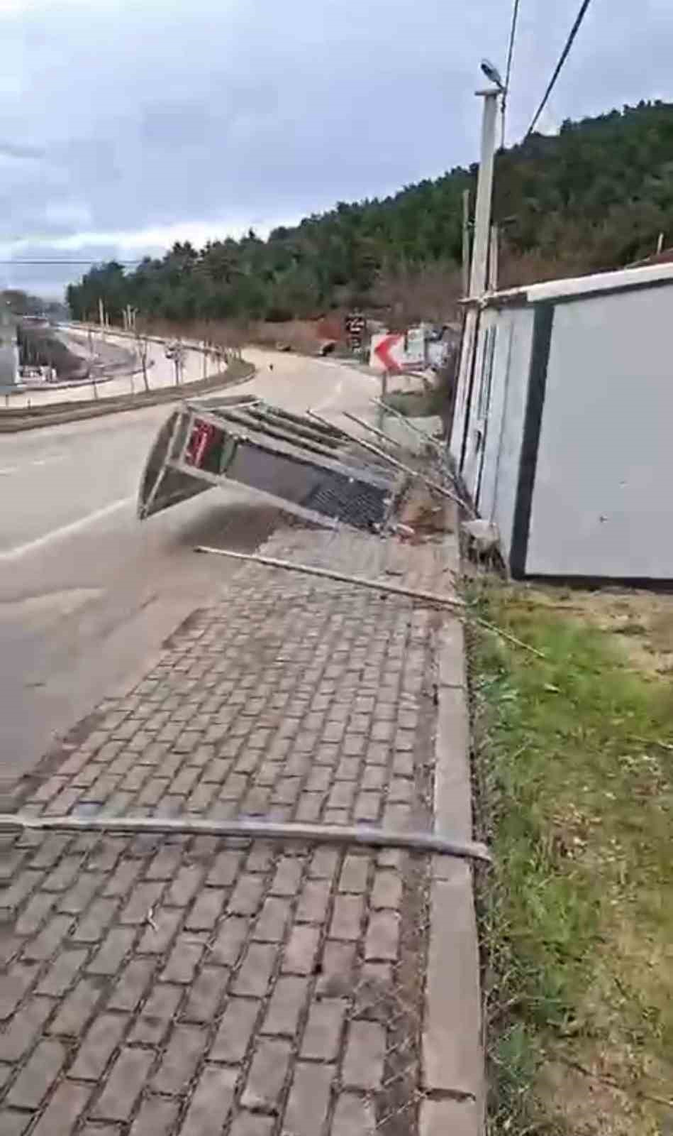 bursada cati ve prefabrik evler boyle uctu agaclar kirildi 3 U2PtmypJ