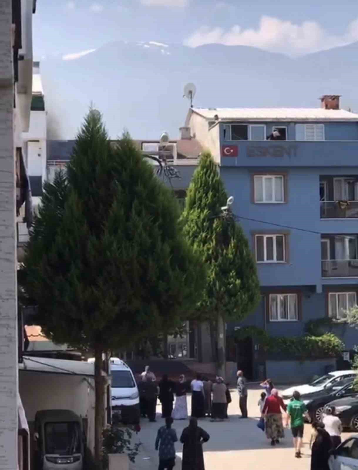 Bursa’da çatı yangını büyümeden söndürüldü 5 bursada cati yangini buyumeden sonduruldu 1 LHF8YTO6