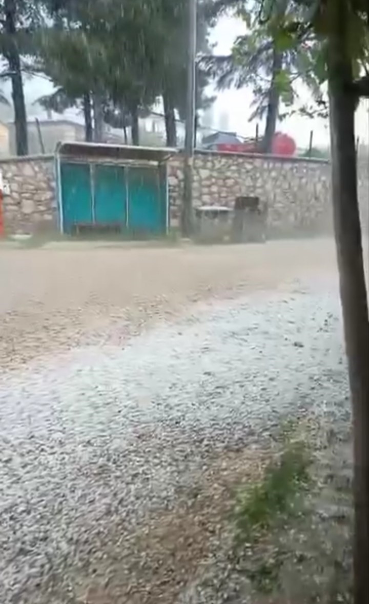 bursada ceviz buyuklugunde dolu yagdicamlar kirilma noktasina geldi 0 4mwds9gW