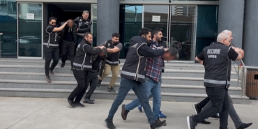bursada-ciftcileri-hedef-alan-tefeci-cetesi-adliyeye-sevk-edildi-2aLMNH5x.jpg