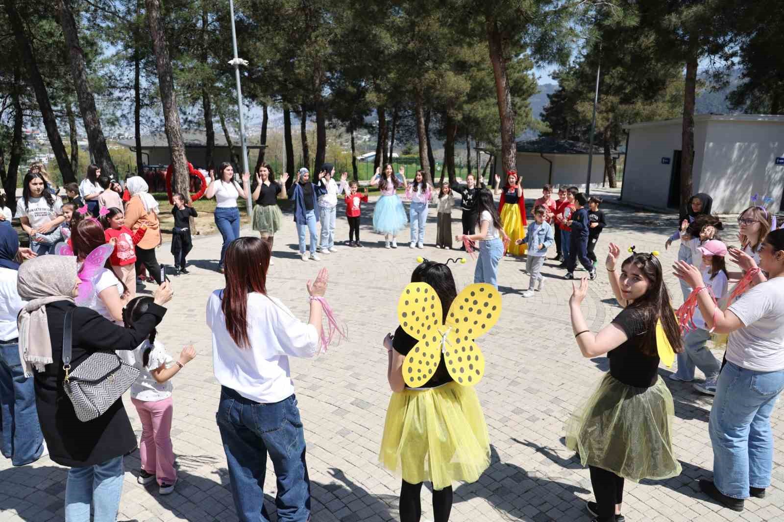 Bursa’da çocuklar patili dostlarla buluştu 8 bursada cocuklar patili dostlarla bulustu 4 cTB5OajL