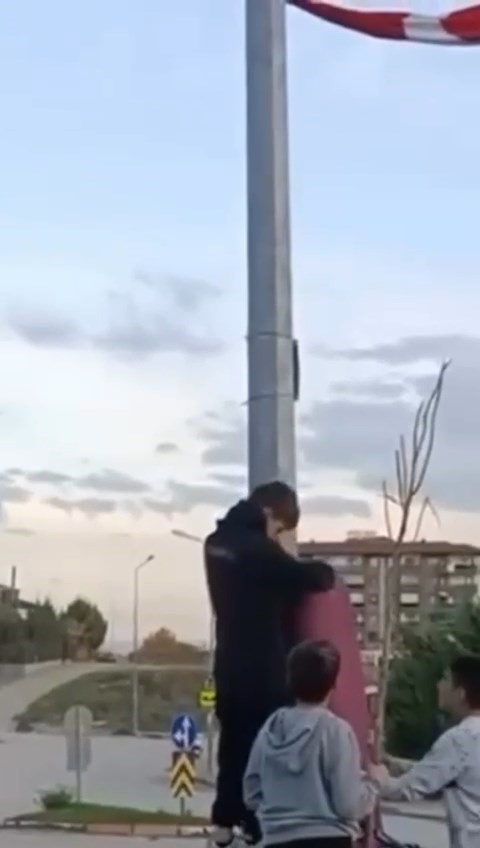 bursada cocuklarin bayrak hassasiyeti duygulandirdidirege boyle tirmandilar 0 mbQXw4P3