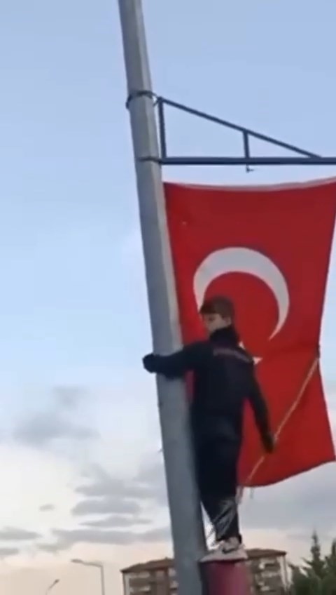 bursada cocuklarin bayrak hassasiyeti duygulandirdidirege boyle tirmandilar 2 zXkWzgi6