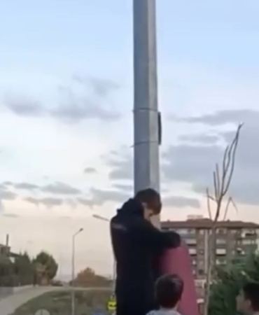 bursada-cocuklarin-bayrak-hassasiyeti-duygulandirdidirege-boyle-tirmandilar-wQ3GBqJI.jpg