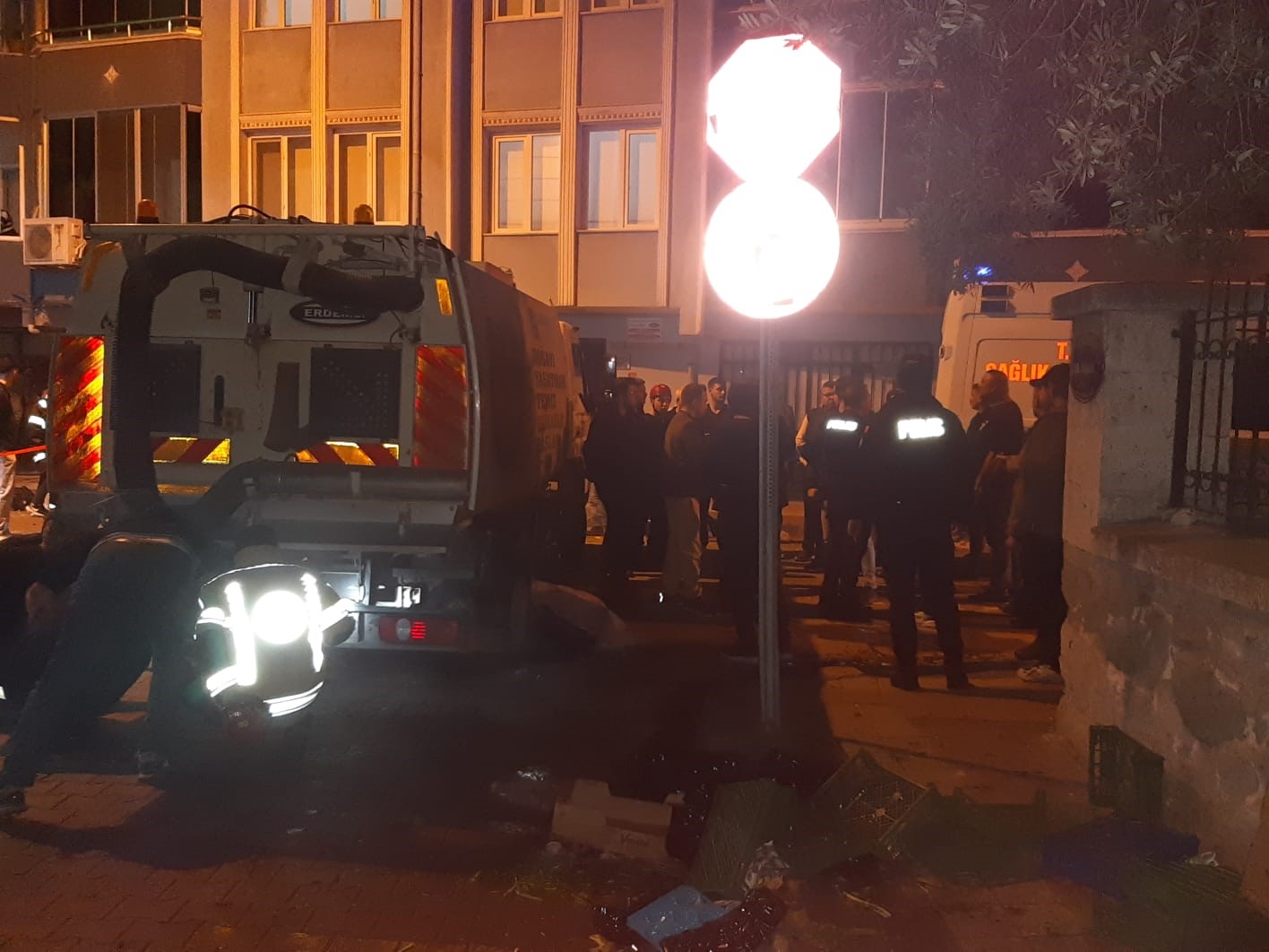 bursada cop kamyonu geri gelirken yasli adami ezdi 1 ztXGjE1P