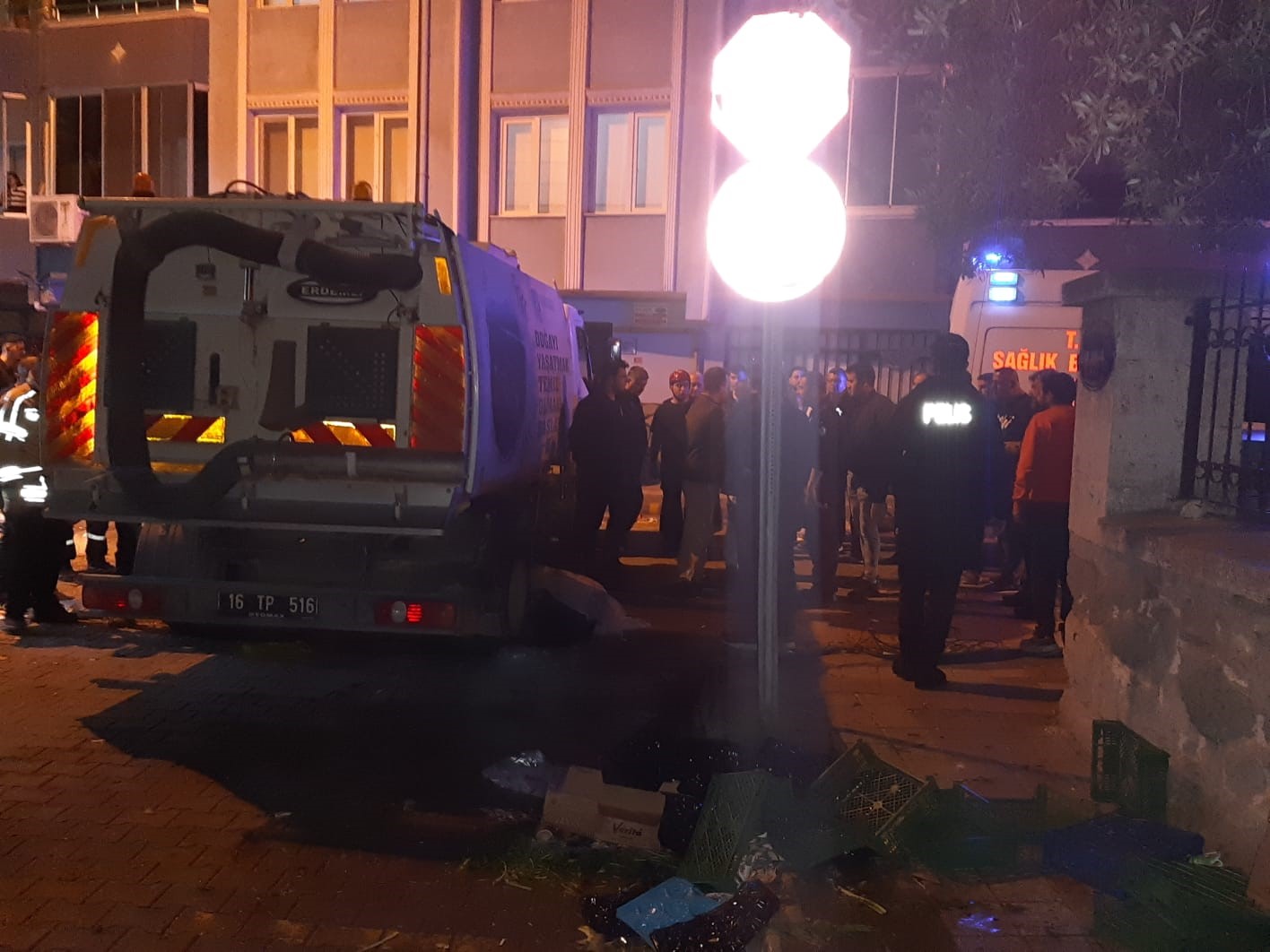bursada cop kamyonu geri gelirken yasli adami ezdi 2 3G1Vq928