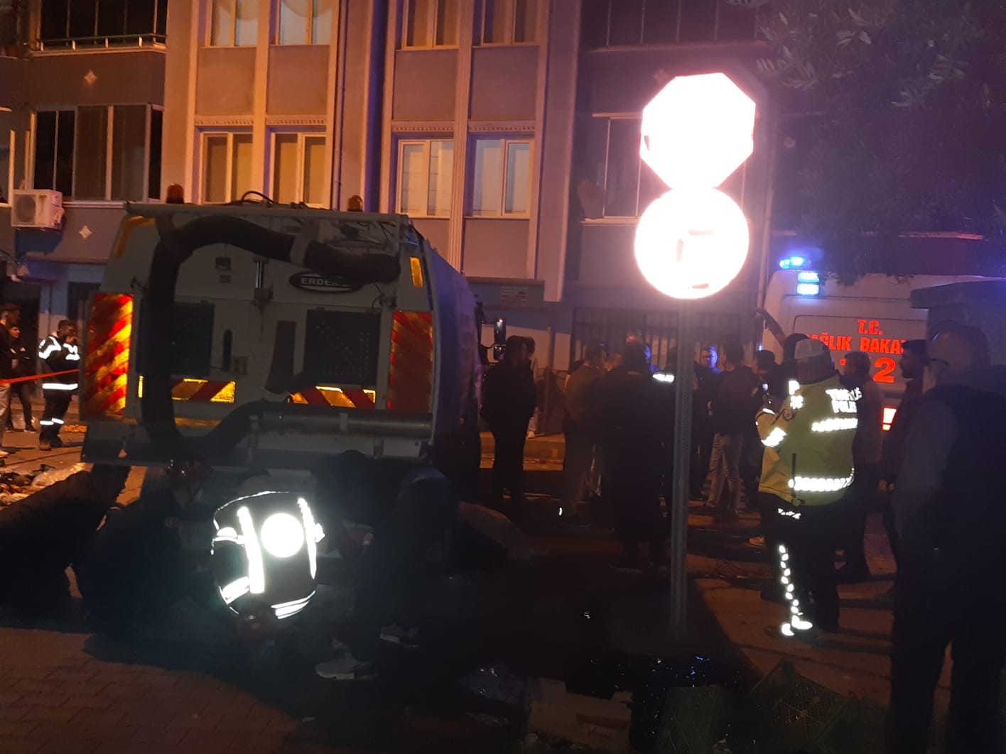 bursada cop kamyonu geri gelirken yasli adami ezdi 3 6THL1cI2