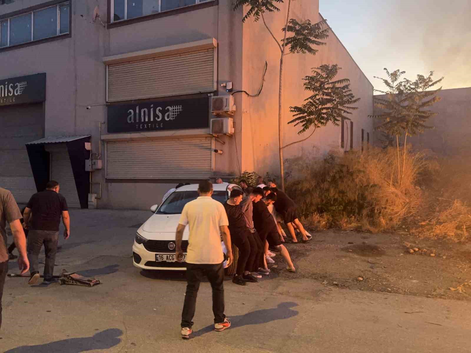 bursada cop yangini caliliga sicradi otomobili vatandaslar surukleyerek kurtardi 2 fNXr5UsI