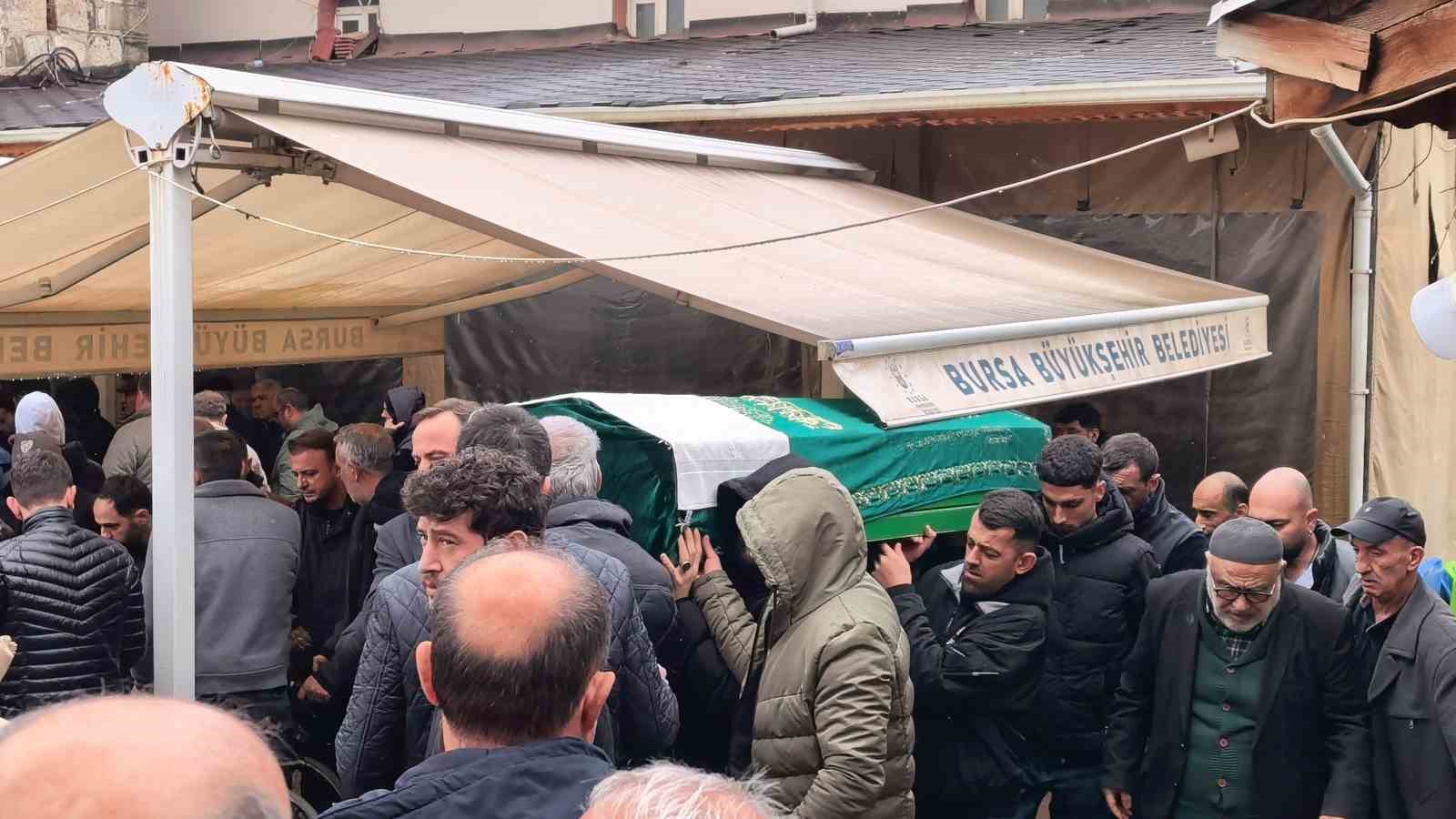 bursada damadi tarafindan oldurulen kayinpeder son yolculuguna ugurlandi 3 rqXJwLRQ