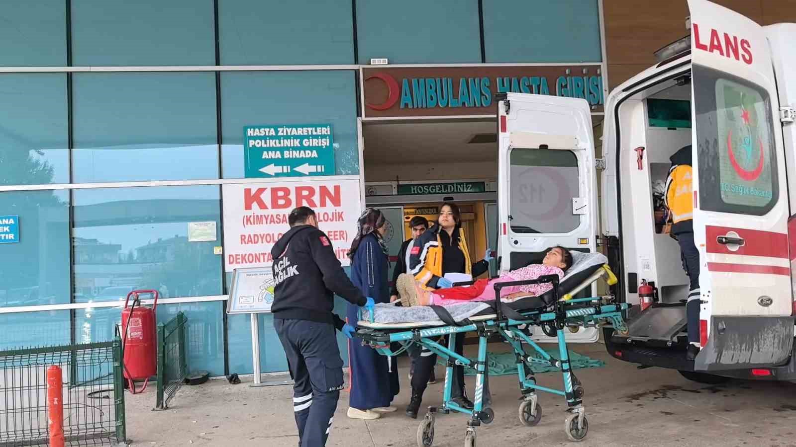 bursada demir kapinin altinda kalan 9 yasindaki cocuk agir yaralandi 1 XANBKC83