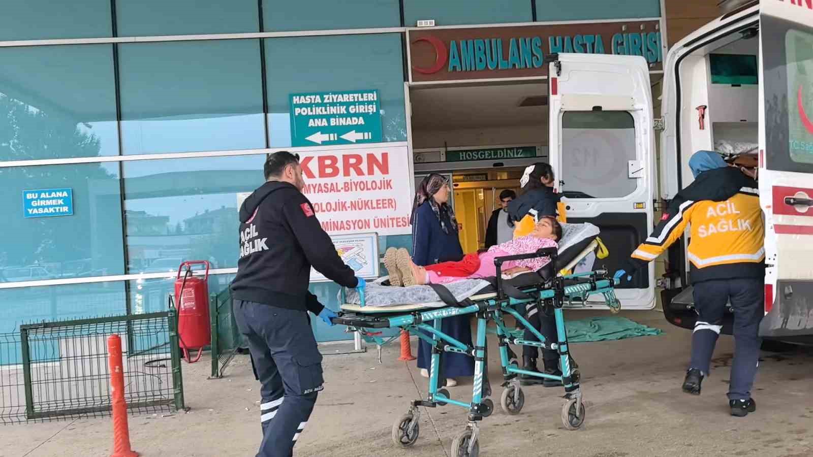 bursada demir kapinin altinda kalan 9 yasindaki cocuk agir yaralandi 2 ncaLI44m
