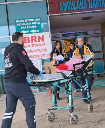 bursada-demir-kapinin-altinda-kalan-9-yasindaki-cocuk-agir-yaralandi-UsGviGiJ.jpg