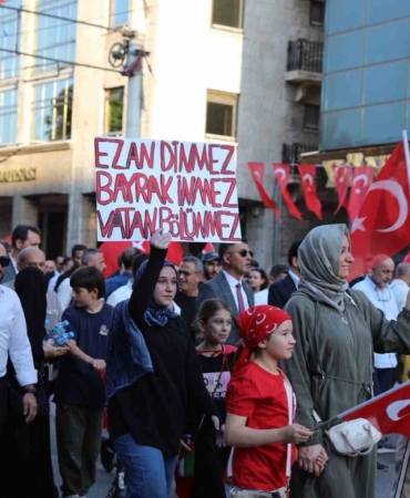 bursada-demokrasi-ve-bayrak-yuruyusu-GqGGAeZD.jpg
