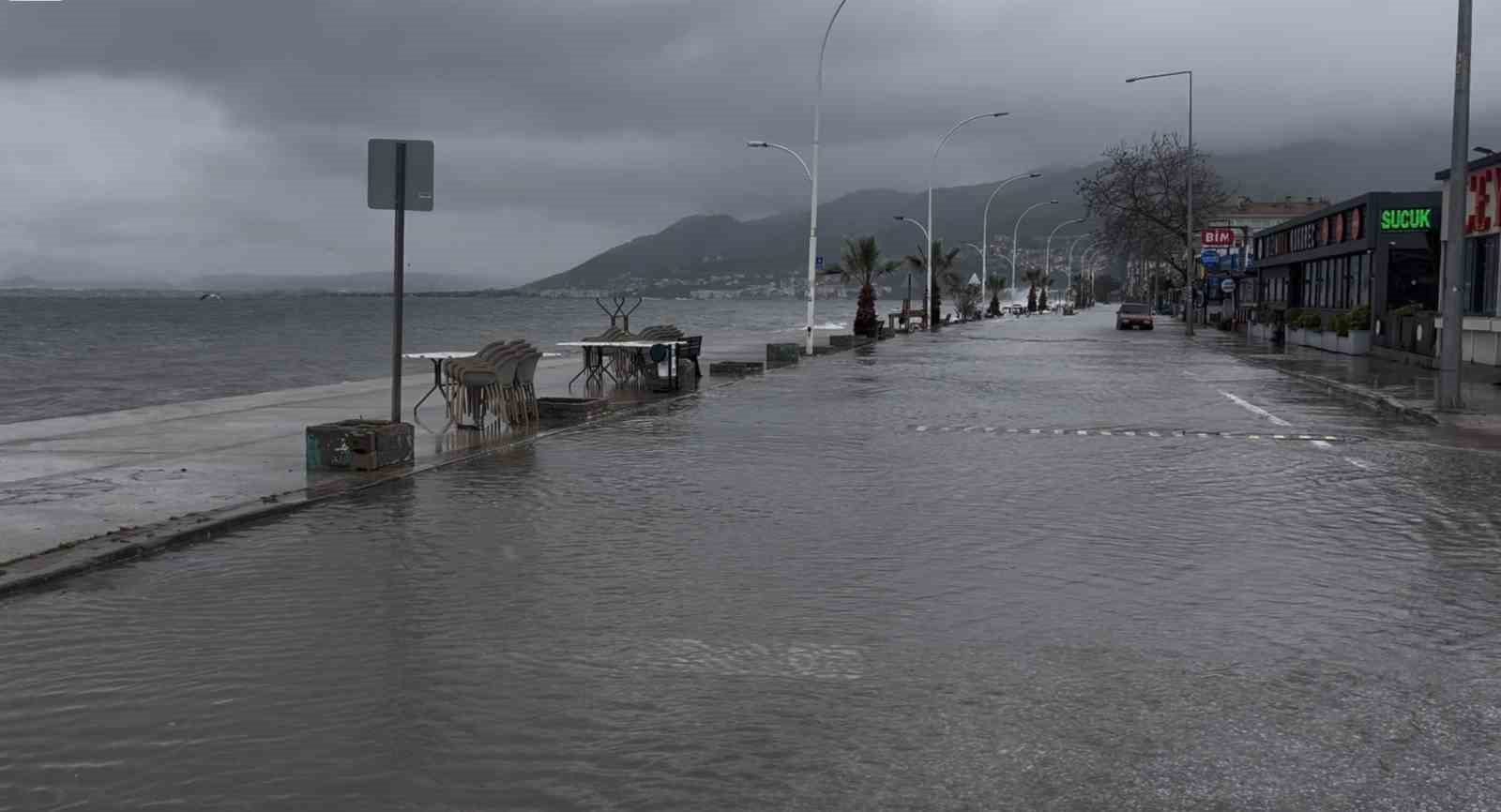 bursada denizle kara birlesti sokaklar gole dondu 3
