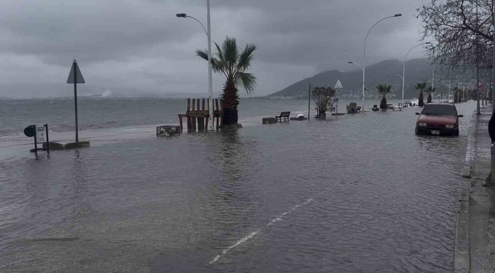 bursada denizle kara birlesti sokaklar gole dondu 4
