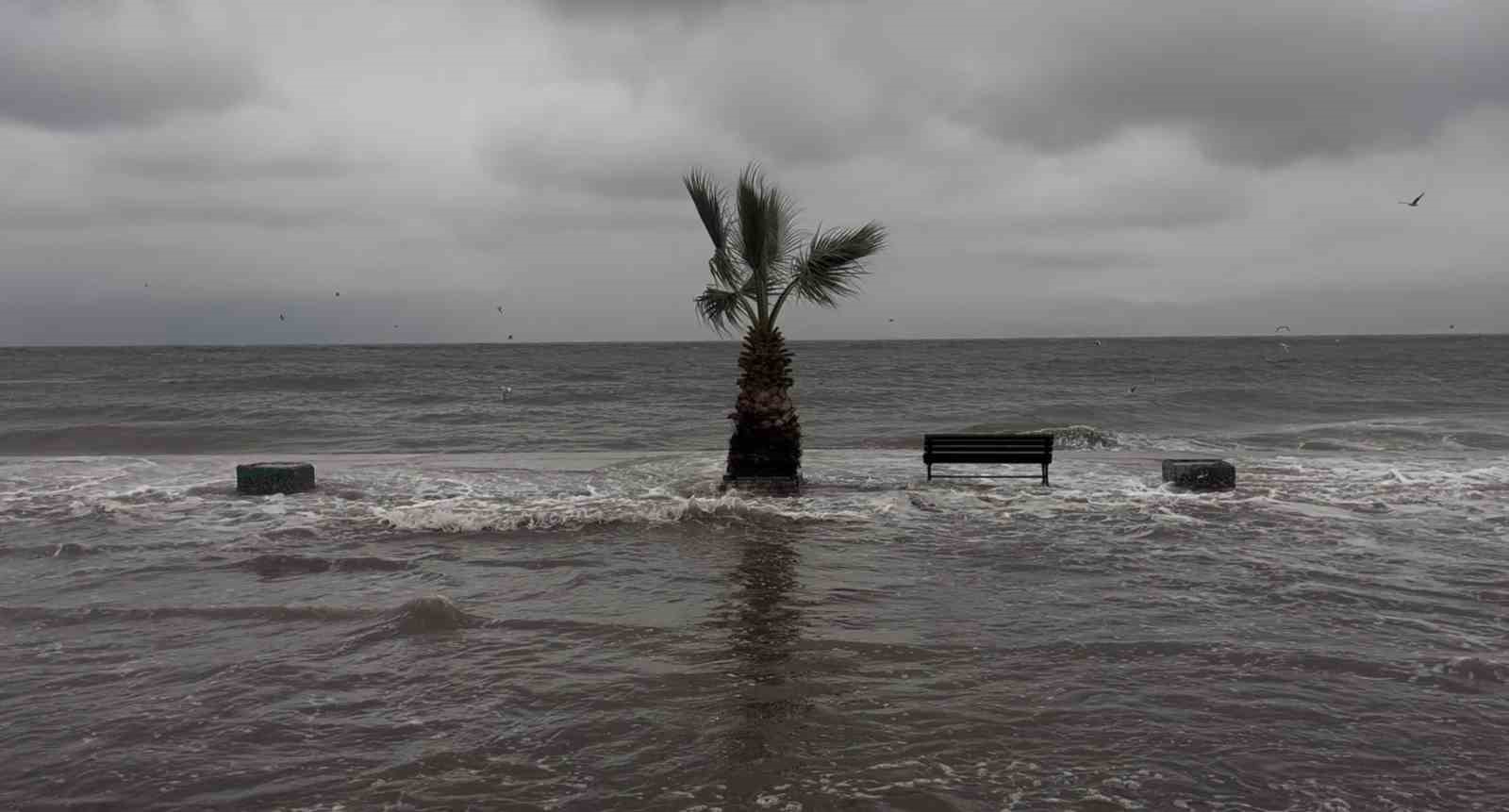 bursada denizle kara birlesti sokaklar gole dondu 5